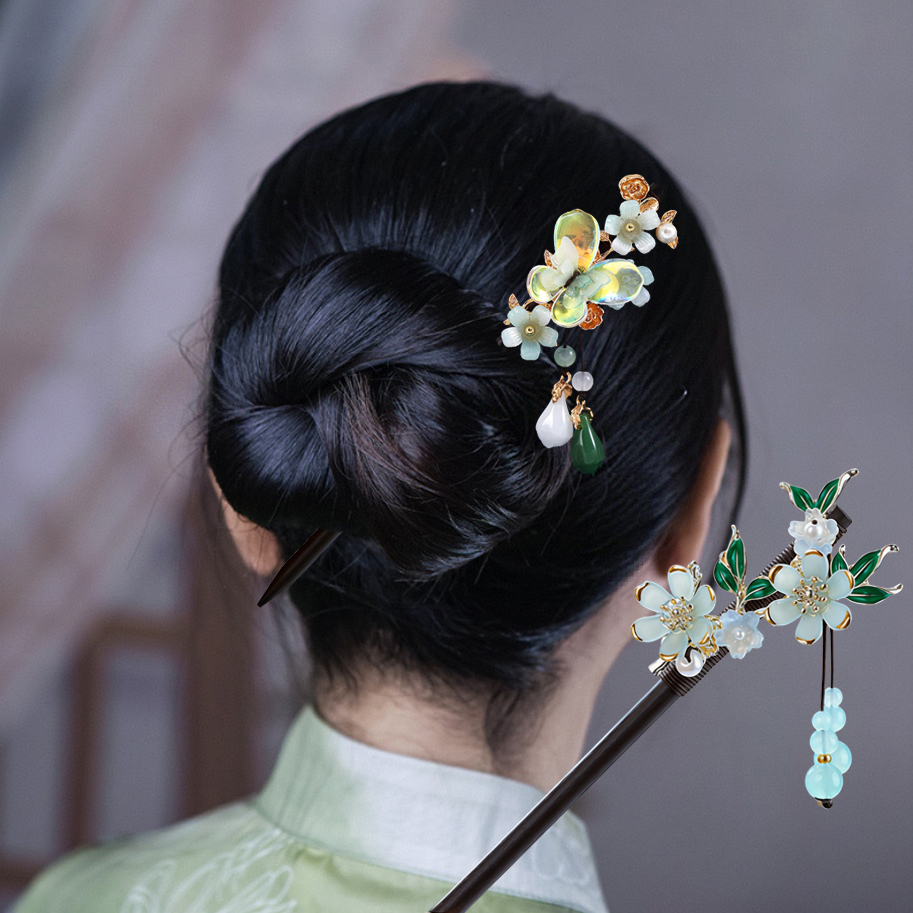 Women Knight Accessories - Wood Tassel Step Shaking Hair Stick